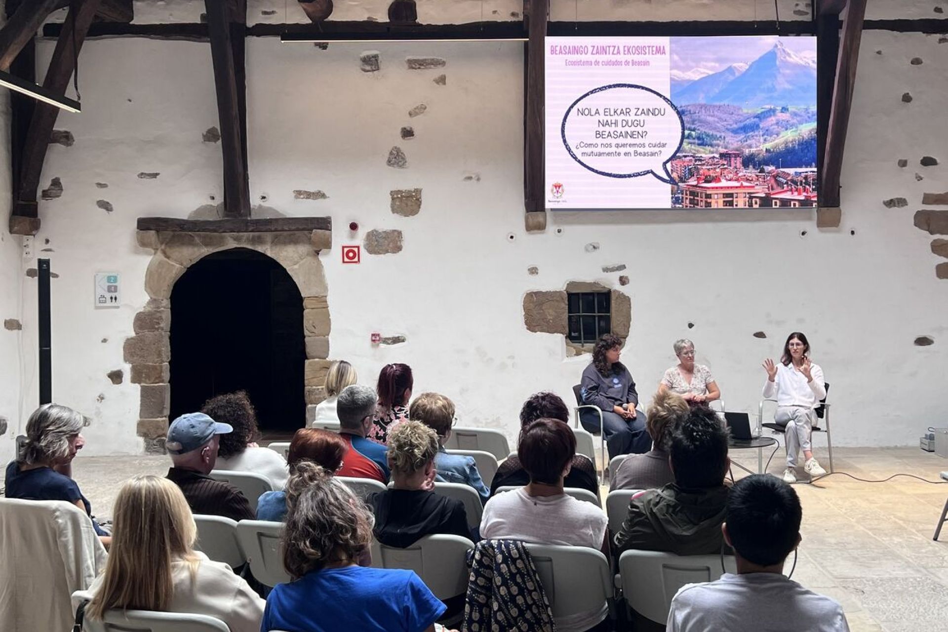 La ciudadanía beasaindarra muestra su implicación y compromiso en la presentación del proceso para decidir el nuevo modelo de cuidados