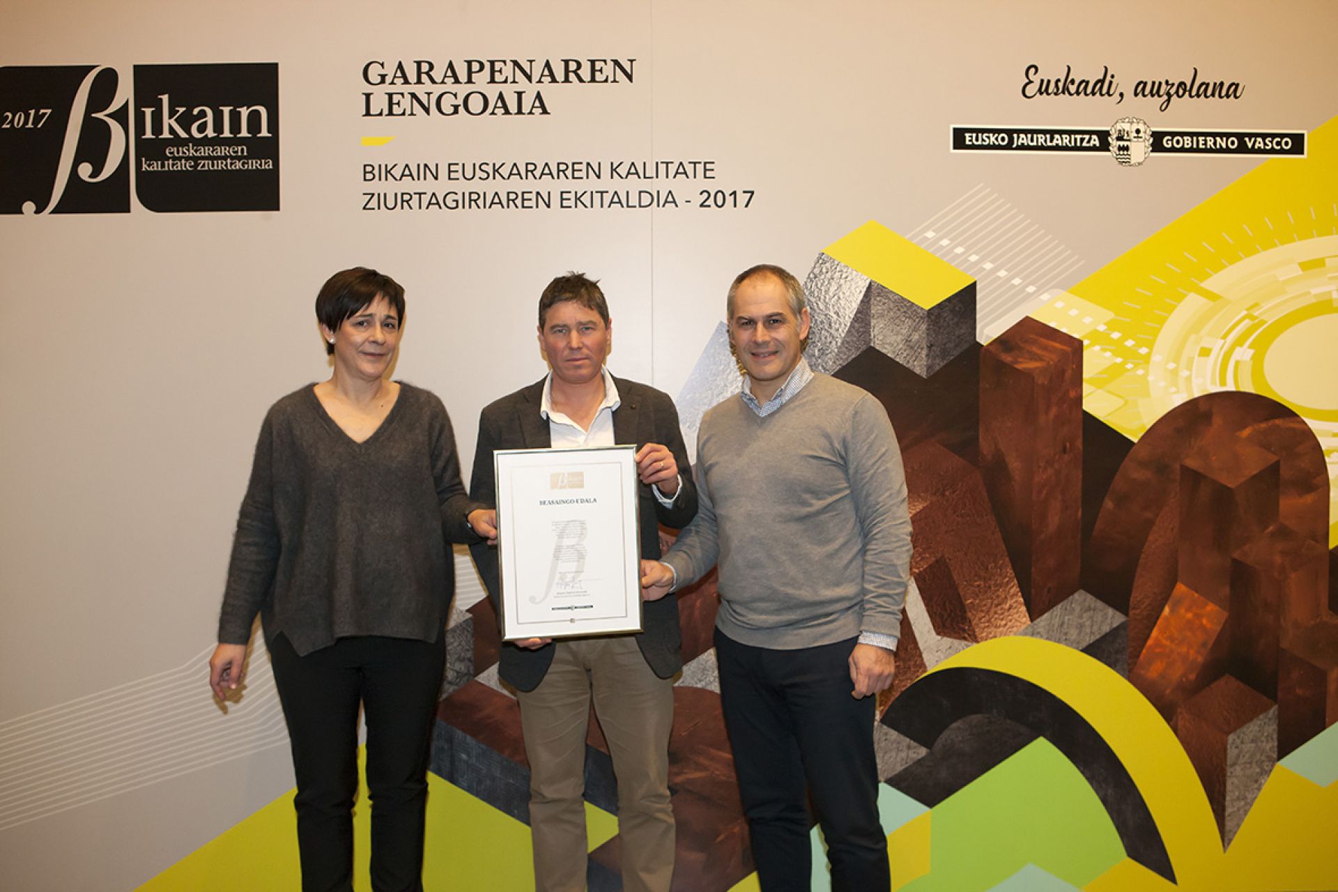 El Ayto. de Beasain recibe el certificado de calidad de euskara Bikain