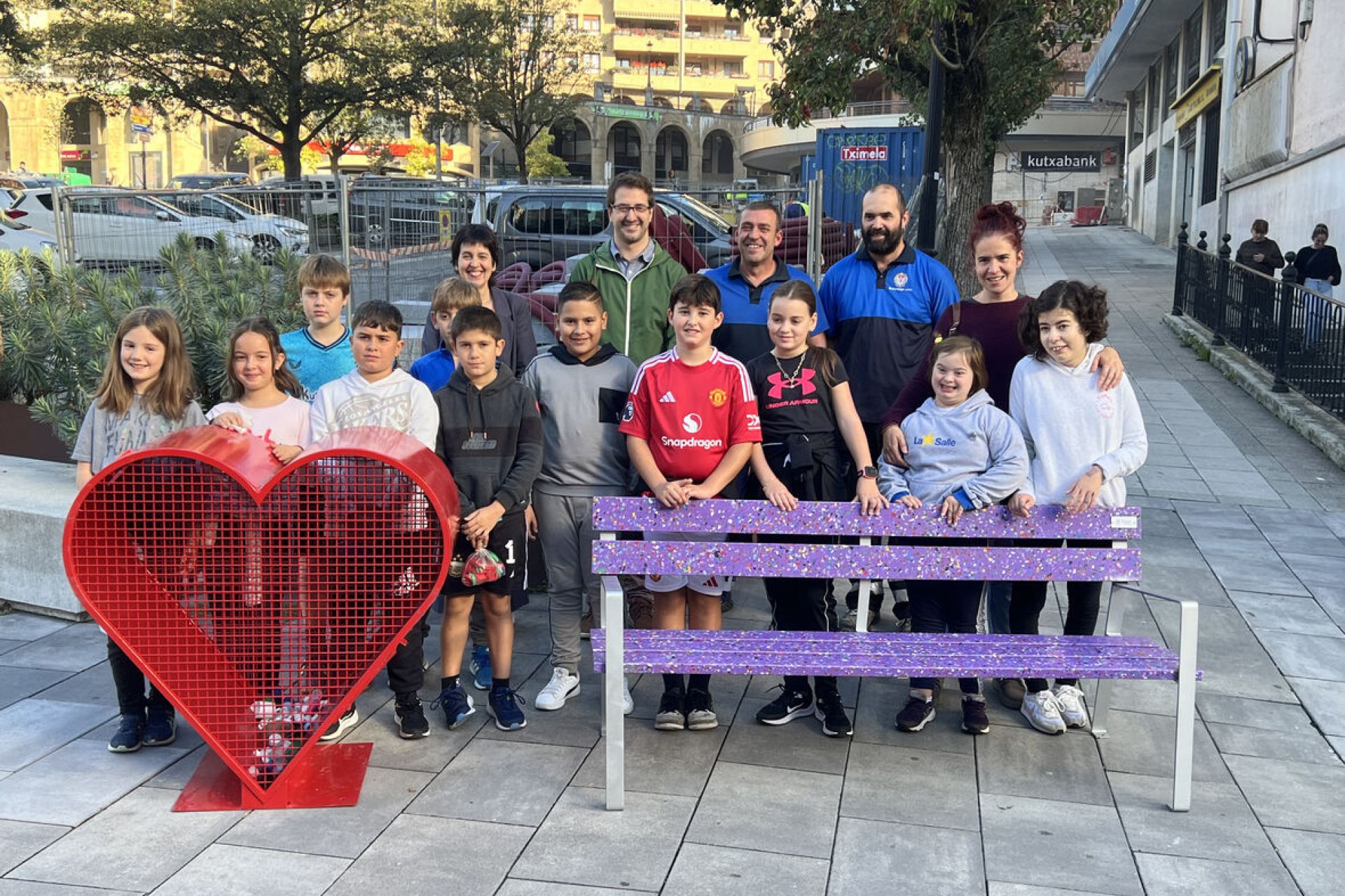 Apuesta por el medioambiente con la instalación de un contenedor para el reciclaje de tapones