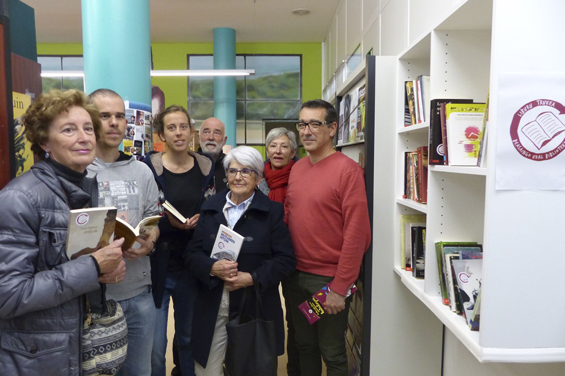 Inaugurado el espacio para el intercambio de libros de la biblioteca municipal