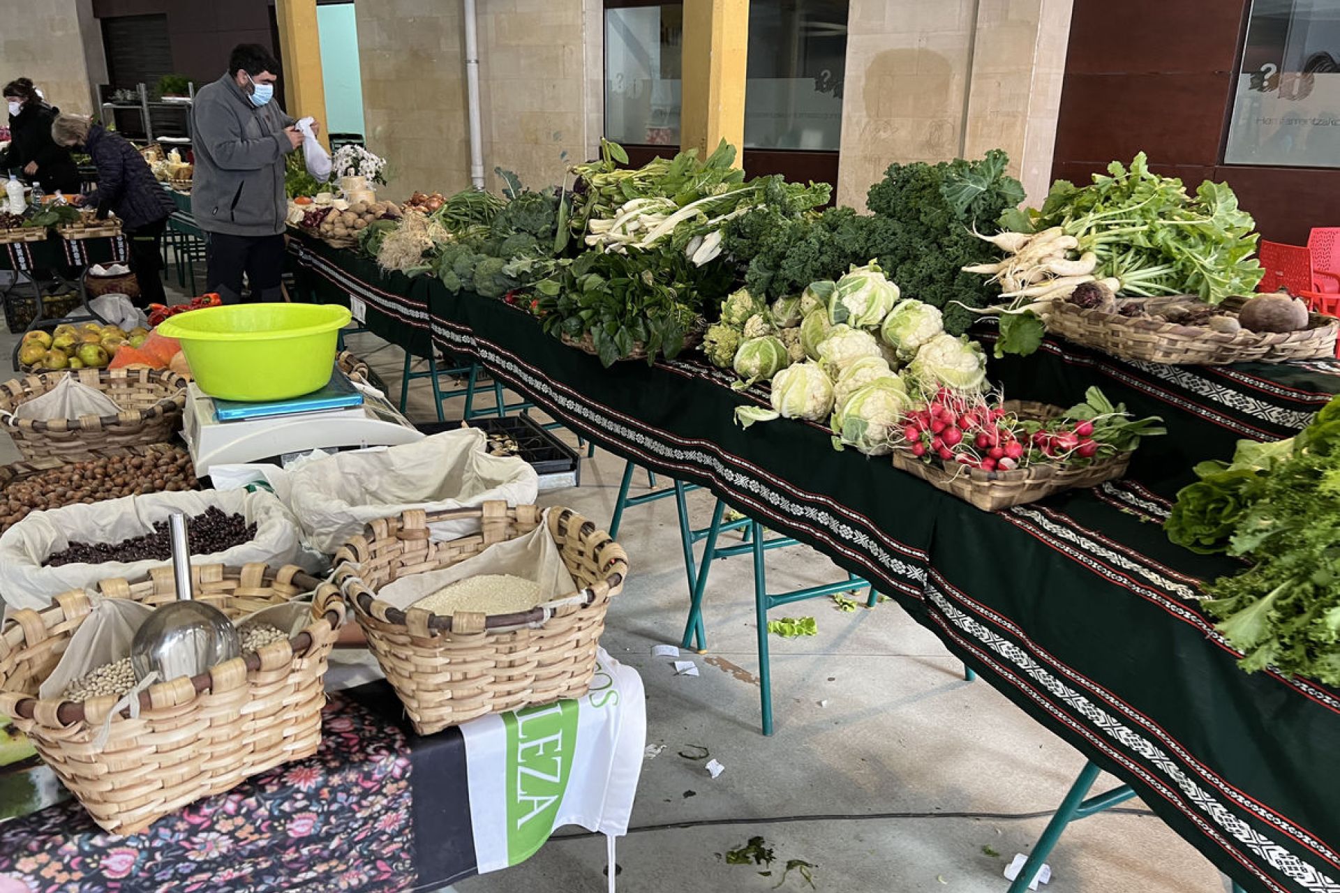 2022 estrena mercado de productos locales repleto de verduras de invierno