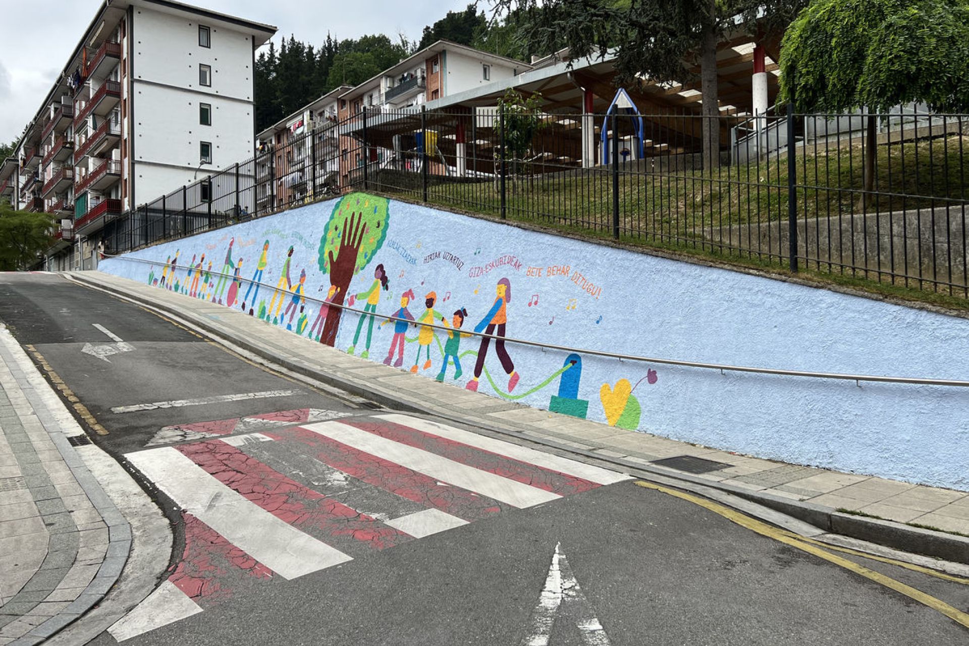 Los derechos humanos, el arte y el euskera unidos en el mural que adorna el colegio Murumendi
