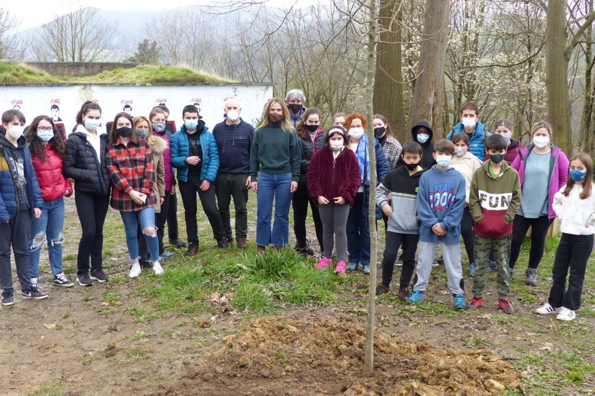 Ayuntamiento y centros educativos locales plantan  árboles en la semana de los bosques
